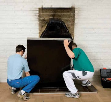 Montere peisinnsats: Den gamle peisen demonteres Montere peisinnsats: Den gamle peisen demonteres